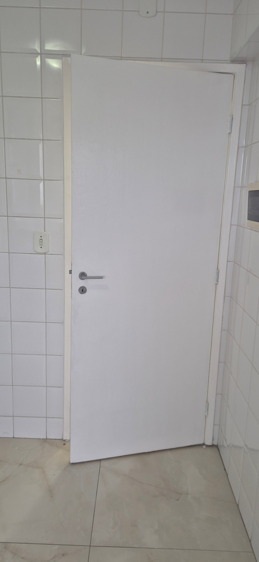 Porta interna pintada em acabamento branco