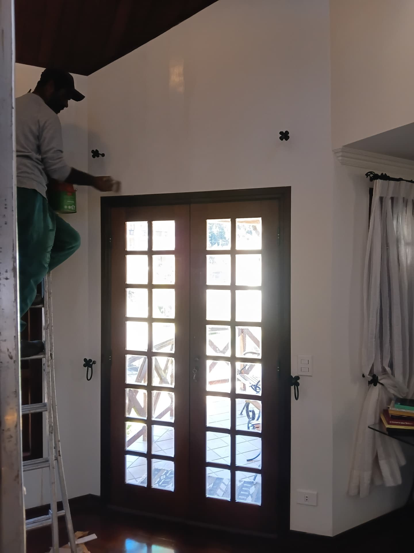 Pintor da Kaizen pintando parede interna de residência