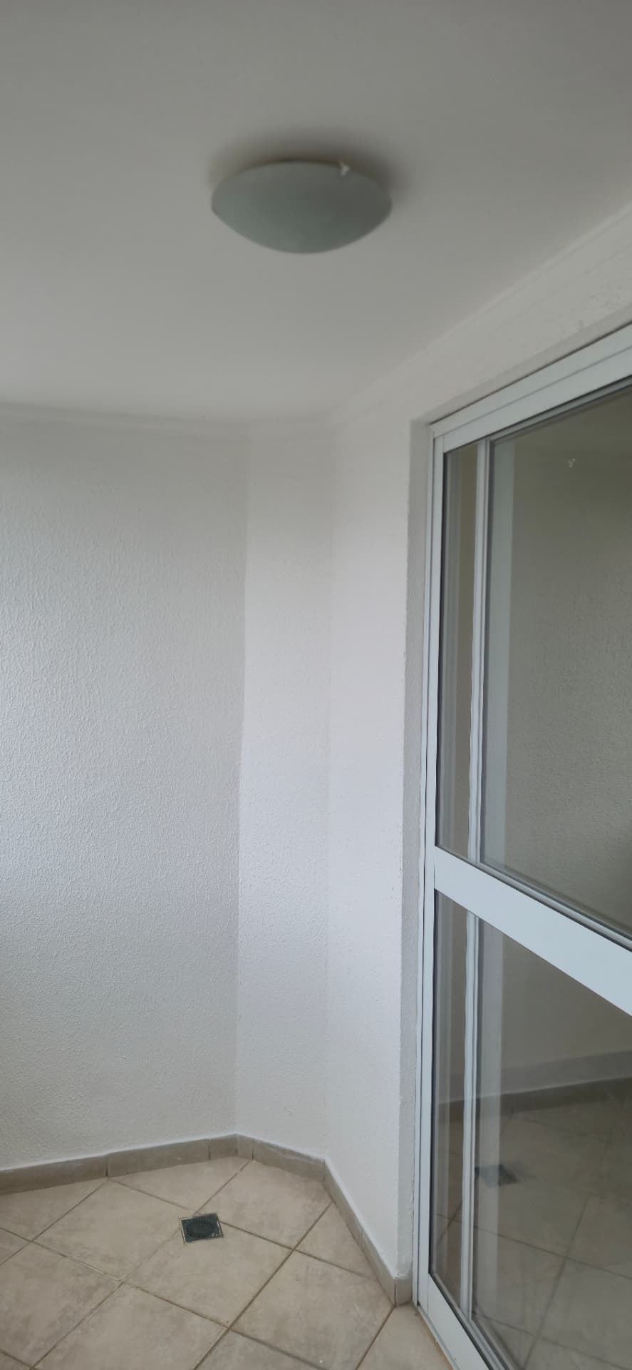 Detalhe de pintura em parede e teto de varanda
