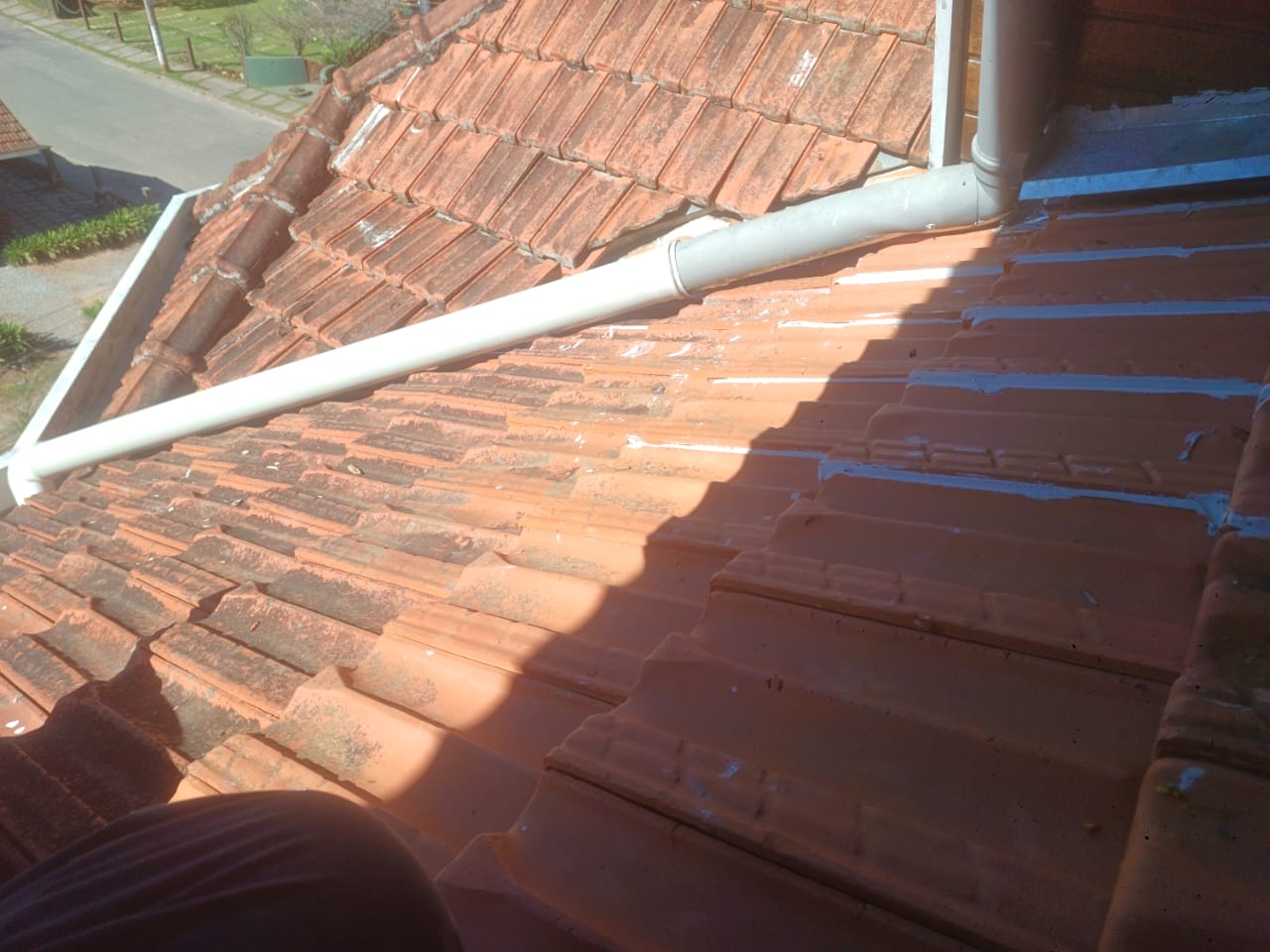 Tubulação e calha instaladas em telhado de telhas cerâmicas