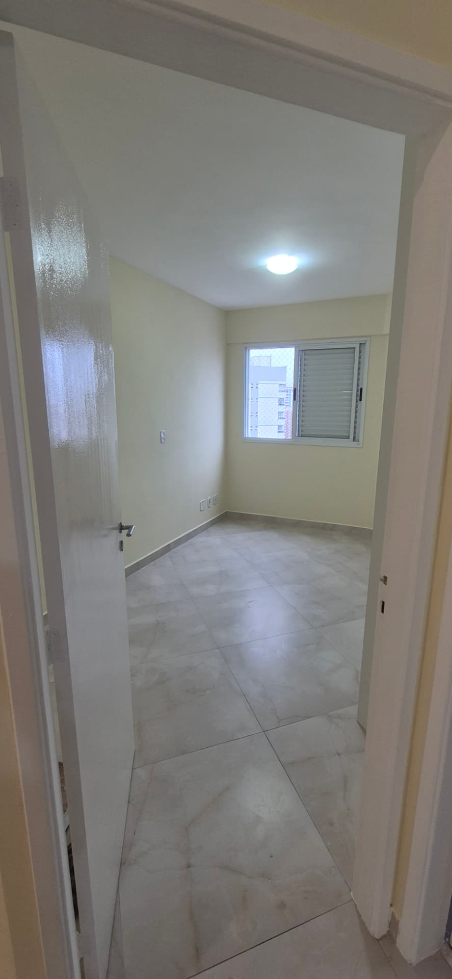 Quarto renovado com pintura e acabamento Kaizen