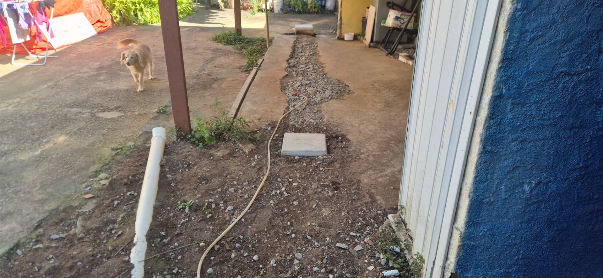 Área externa antes da concretagem e drenagem