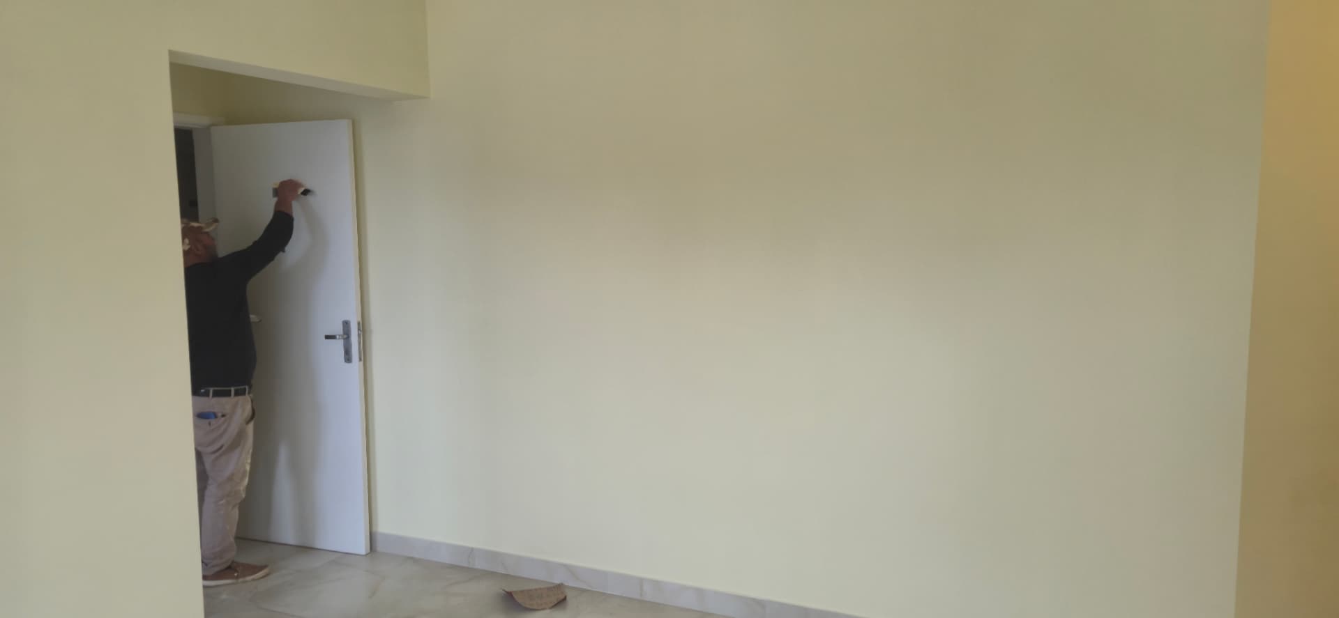 Profissional executando pintura de porta interna